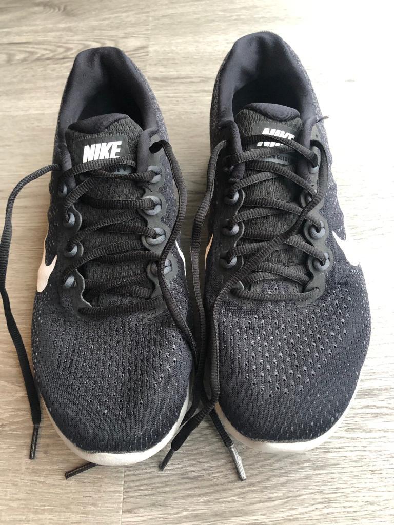 black nike pe trainers